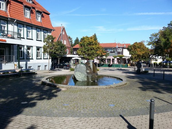 fussgaengerzone hahenklee mit brunnen